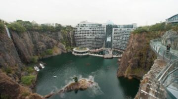 Hotel Intercontinental Shanghai Wonderland dibangun di lahan seluar 61.000 meter persegi bekas pertambangan. Pembangunannya memakan
waktu lebih dari 20 tahun mulai dari persiapannya 10 tahun dan pembangunannya sekitar 12 tahun (Foto Istimewa)