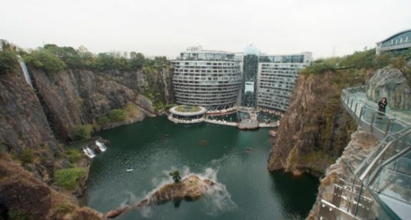 Hotel Intercontinental Shanghai Wonderland dibangun di lahan seluar 61.000 meter persegi bekas pertambangan. Pembangunannya memakan
waktu lebih dari 20 tahun mulai dari persiapannya 10 tahun dan pembangunannya sekitar 12 tahun (Foto Istimewa)