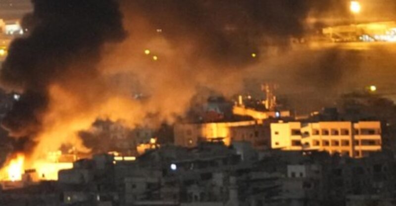 API dan asap mengepul dari serangan udara Israel di Dahiyeh, di pinggiran selatan Beirut, Lebanon, Minggu, 20 Oktober 2024. (Foto Istimewa)
