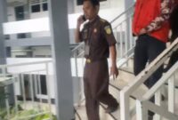 TERSANGKA usai pemeriksaan kesehatan dimasukan ke sel tahanan Kejari Banjarmasin (Foto Istimewa)