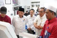 Ketua Ombudsman RI didampingi Kepala Perwakilan Ombudsman Kalsel memantau secara langsung operasional dan layanan Desa Indrasari sebagai Desa Anti Maladministrasi pertama di Kabupaten Banjar (foto:istimewa)