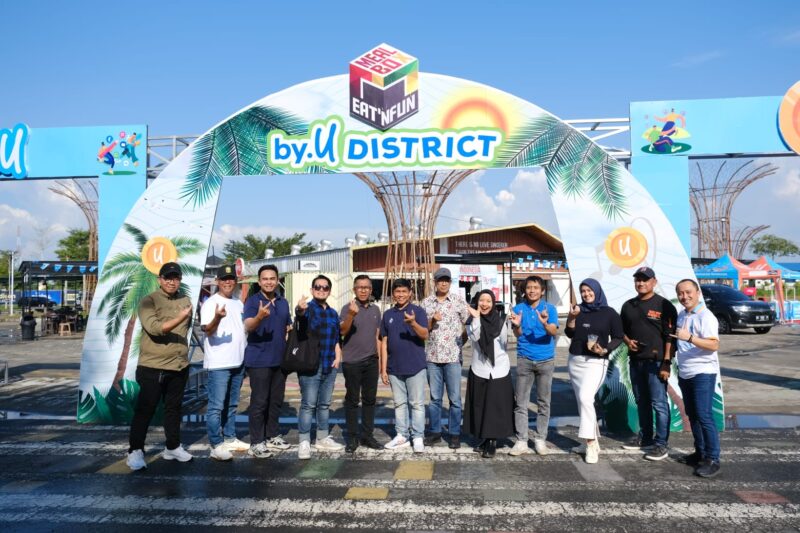 ●	Pertama kalinya di Indonesia, by.U sebagai produk seluler prabayar berbasis digital pertama di Indonesia dari Telkomsel menghadirkan U District merupakan kawasan hang out anak muda di Banjarmasin di Mealbox Eat and Fun Citraland Banjarmasin yang diluncurkan pada tanggal 26 September 2024 (foto:istimewa)