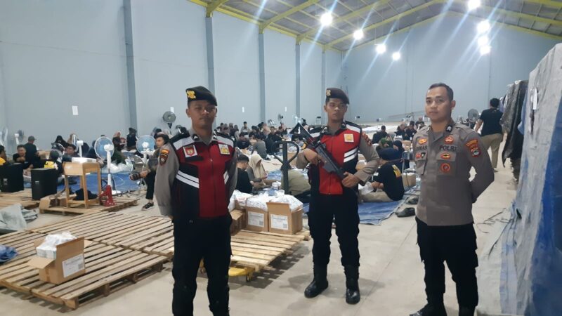 Proses pelipatan surat suara Pilkada Serentak 2024 di gudang Logistik KPU Banjarmasin kini dijaga ketat pihak Polresta setempat, Kamis (7/11/2024)  pagi. (foto: istimewa)