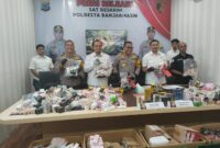 Kapolresta Banjarmasin Kombes Pol Cuncun Kurniadi saat gelar Press Release terkait temuan 10.729 kosmetik dan obat ilegal, Rabu (13/11/2024) siang. (foto: istimewa/bomindonesia)