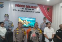 KAPOLRESTA Banjarmasin Kombes Cuncun Kurniadi dalam Press Release kepada awak media, Rabu (13/11/2024) siang. Didampingi Kapolsek Selatan AKP Christugus Lirens, saat gelar kasus rampok yang beraksi di Jalan 9 Oktober Pekauman, Rabu (13/11/2024) siang. (foto: Bomindonesia)