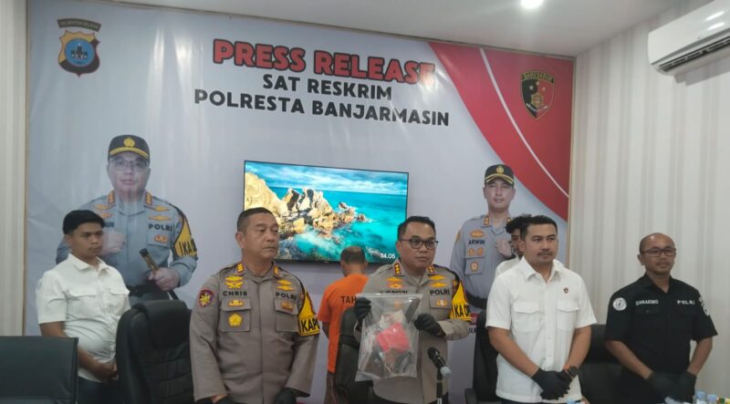 KAPOLRESTA Banjarmasin Kombes Cuncun Kurniadi dalam Press Release kepada awak media, Rabu (13/11/2024) siang. Didampingi Kapolsek Selatan AKP Christugus Lirens, saat gelar kasus rampok yang beraksi di Jalan 9 Oktober Pekauman, Rabu (13/11/2024) siang. (foto: Bomindonesia)