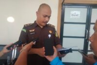 Kasi Pidsus Kejari HST Hendrik Fayol saat memberikan keterangan kepada sejumlah wartawan (Foto:Bomindonesia)
