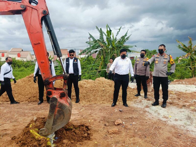 Kapolda Kalsel, Irjen Pol Winarto SH MH didampingi Dirreskrimsus Polda Kalsel, Kombes Pol Aditya Siregar dan Kasubdit IV Tipidter, AKBP Ricky Boy Sialagan di lokasi penimbunan (Foto Mercy)