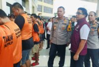 Kapolda Kalsel Irjen Pol Winarto didampingi Direktur Reserse Narkoba, Kombes Pol Kelana Jaya mendatangi para tersangka sekaligus memberikan nasihat ,usai pemusnahan Rabu (20/11/2024) ( Foto: Mercy)