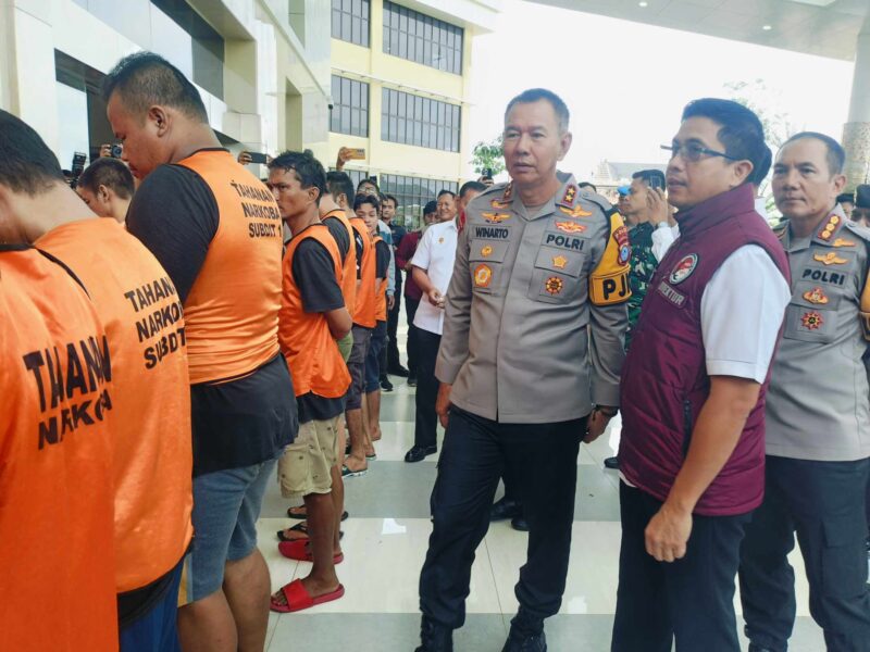 Kapolda Kalsel Irjen Pol Winarto didampingi Direktur Reserse Narkoba, Kombes Pol Kelana Jaya mendatangi para tersangka sekaligus memberikan nasihat ,usai pemusnahan Rabu (20/11/2024) ( Foto: Mercy)