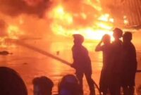 RELAWAN Barisan Pemadam Kebakaran dibantu warga bahu membahu memadamkan api (Foto Istimewa)