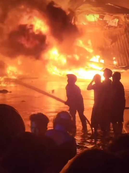 RELAWAN Barisan Pemadam Kebakaran dibantu warga bahu membahu memadamkan api (Foto Istimewa)