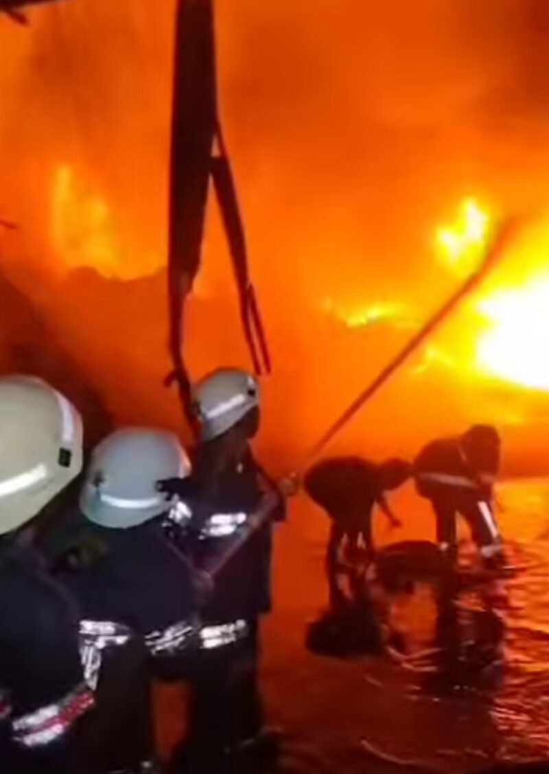 Relawan pemadam kebakaran saat berjibaku berupaya memadamkan api Api di Golden 10 Houseware di Jalan Belitung Darat Banjarmasin, Sabtu (2/11/2024) malam. (foto: istimewa)
