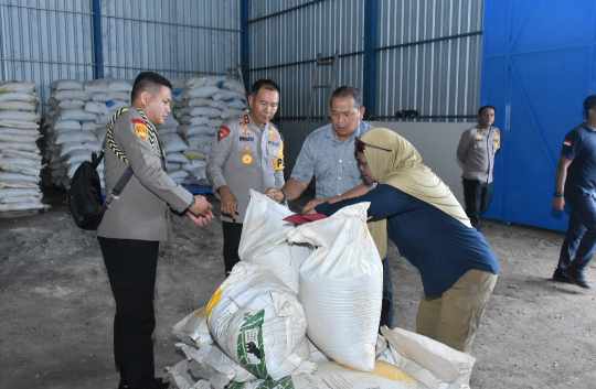 Gudang diduga menyimpan pupuk ilegal di Banjarbaru digerebak Polda Kalsel ,
 (Foto Humas Polda Kalsel)