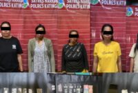 Lima IRT terduga pengedar sabu dan barang bukti (foto istimewa)