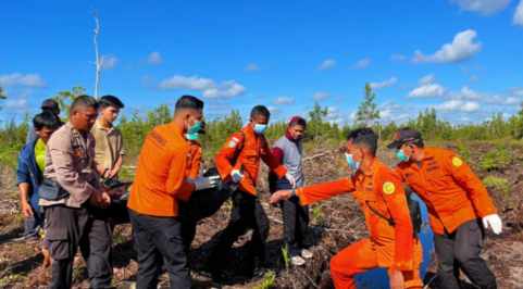 Kapolsek Sabangau Iptu Ahmad Taufiq bersama tim SAR melakukan evakuasi jasad EMA (Foto Istimewa)