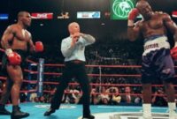 Mike Tyson vs Evander Holyfield beberapa tahun silam (foto Istimewa)