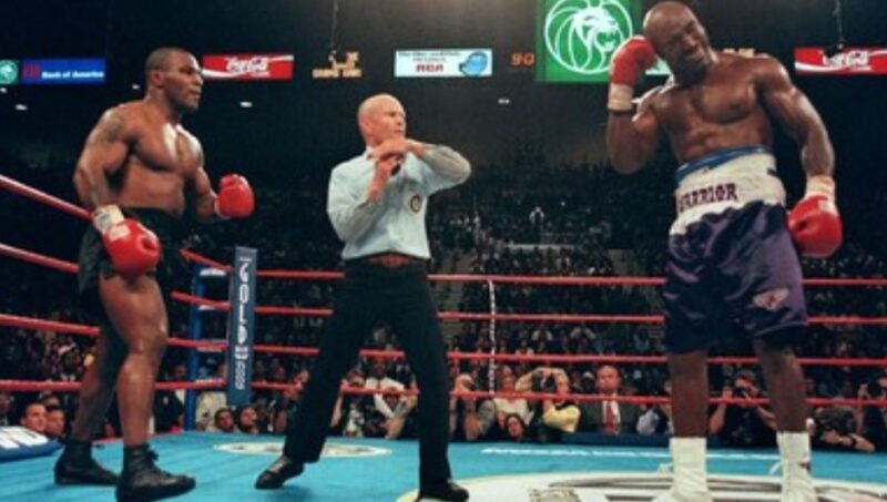 Mike Tyson vs Evander Holyfield beberapa tahun silam (foto Istimewa)