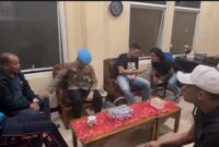 Video viral AKP Dadang Iskandar Santai Bareng Propam di Polda Sumbar Usai Tembak Mati Kasat Reskrim (Foto:Istimewa screenshot)