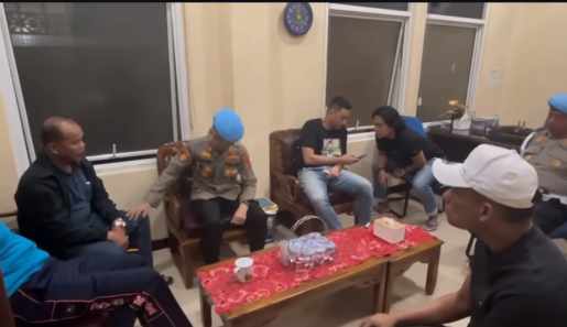 Video viral AKP Dadang Iskandar Santai Bareng Propam di Polda Sumbar Usai Tembak Mati Kasat Reskrim (Foto:Istimewa screenshot)