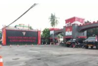 Apabila berkunjung ke Mako Brimob Kelapa Dua, Depok, tulisan Kesatrian Amji Attak Korps Brimob Polri terpampang jelas dan gagah di pintu masuk. (Foto Istimewa/Bomindonesia)