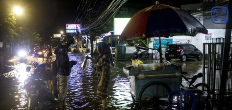 Air Pasang laut atau banjir rob yang  merendam sejumlah wilayah Kota Banjarmasin sejak tiga hari terakhir termasuk hal yang diwaspadai akan kemunculan ular (foto Istimewa/Bomindonesia)