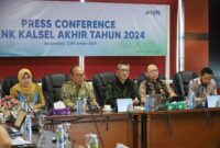 Direktur Utama Bank Kalsel Fachrudin, didampingi Komisaris Independen Bank Kalsel Rizal Akbar, Abdurrahim Fiqri Direktur Operasional, Ahmad Fauzi Noor Direktur Bisnis, dan Mitra Damayanti Direktur Kepatuhan, serta Kepala Divisi Bank Kalsel dalam Press Confrence Bank Kalsel Akhir Tahun 2024 (foto:bomindonesia)