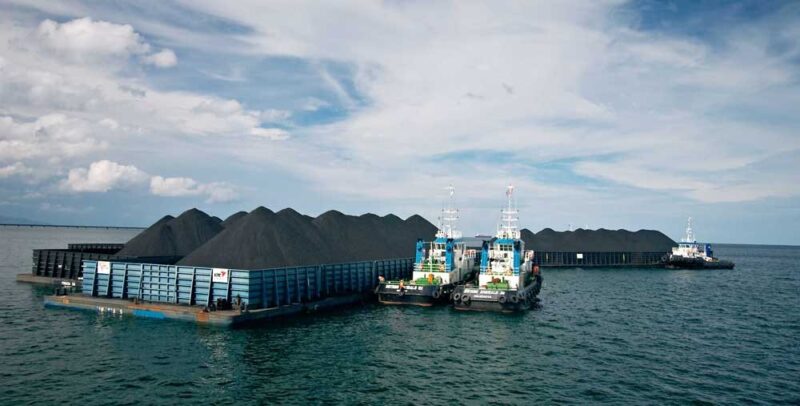 Tongkang Batubara Saat Berlayar di Laut (foto:istimewa/bomindonesia)