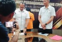 Wadirreskrimum AKBP Diaz Sasongko mewakili Direktur , saat menyampaikan press release bersama jajaran Ditreskrimum Polda Kalsel (foto Mercy)