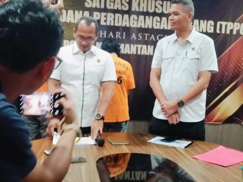 Wadirreskrimum AKBP Diaz Sasongko mewakili Direktur , saat menyampaikan press release bersama jajaran Ditreskrimum Polda Kalsel (foto Mercy)