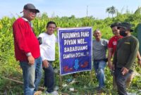 Berjibaku membersihkan sampah di kawasan Jalan lingkungannya (foto:istimewa)