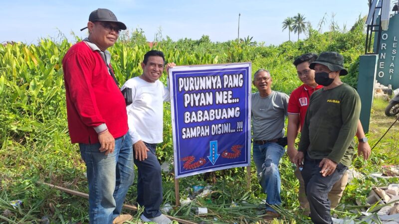 Berjibaku membersihkan sampah di kawasan Jalan lingkungannya (foto:istimewa)