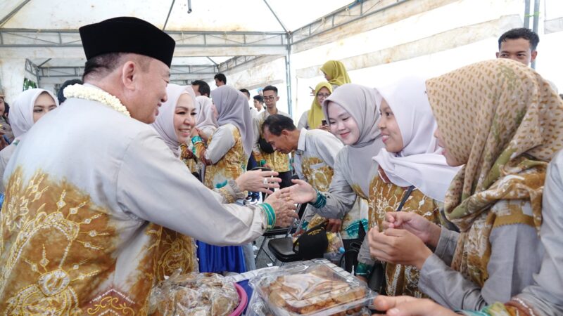 H Muhidin dan Istri Ikut Bagikan Kue di Expo Harjad Tapin (foto:bomindonesia/istimewa)