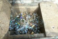 Sampah botol plastik menumpuk di drainase Pasar Samudera, Banjarmasin (foto:bomindonesia)