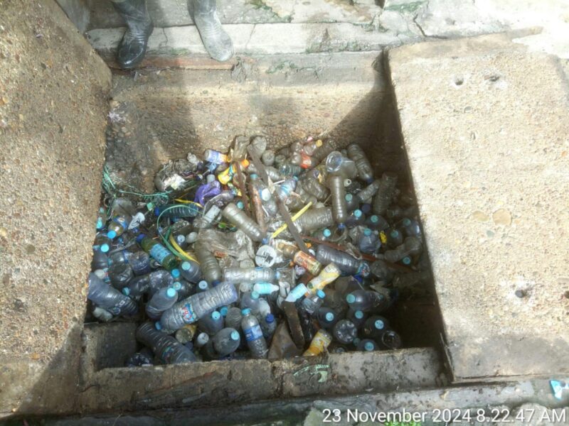 Sampah botol plastik menumpuk di drainase Pasar Samudera, Banjarmasin (foto:bomindonesia)