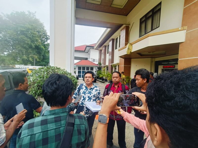 KETERANGAN PERS -Kuasa Hukum Penggugat Isai Panantulu Nyapil, SHMH saat memberikan keterangan kepada wartawan di Pengadilan Negeri (PN) Banjarmasin . (Foto : Mercy )