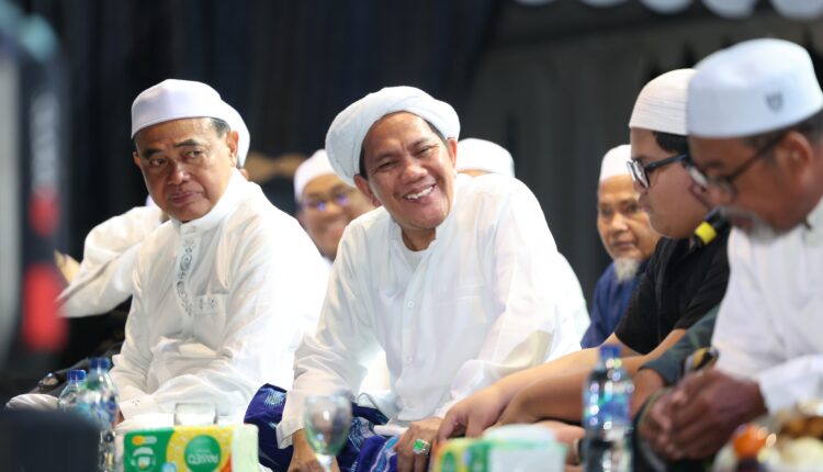 Bupati Tanbu HM Zairullah Azhar Bersama KH Muhammad Dzofaruddin (Guru Udin Samarinda)