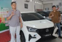 Kepala Cabang Astra Daihatsu Banjarbaru Sofhian didampingi Iwan Siswanto Sales Supervisor Astra Daihatsu Banjarbaru (foto:bomindonesia)