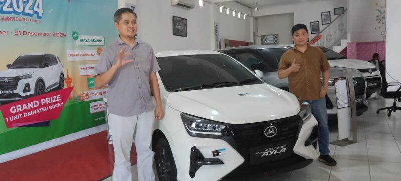 Kepala Cabang Astra Daihatsu Banjarbaru Sofhian didampingi Iwan Siswanto Sales Supervisor Astra Daihatsu Banjarbaru (foto:bomindonesia)