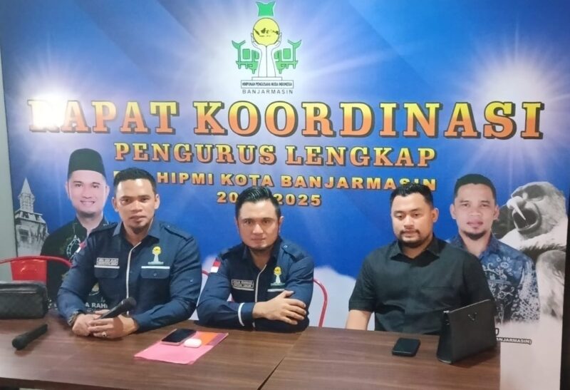 Calon Ketua HIPMI Banjarmasin H Rahman Muhidin dan Plt Ketum HIPMI Banjarmasin Abdul Kadir Jailani serta Aulia Rahman Pengurus BPD HIPMI Kalsel (foto:bomindonesia) 