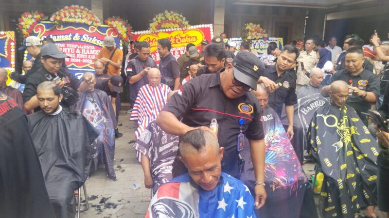 AKSI cukur gundul puluhan pendukung 
Wahyu - Ramzi (Foto Istimewa/Bomindonesia)
