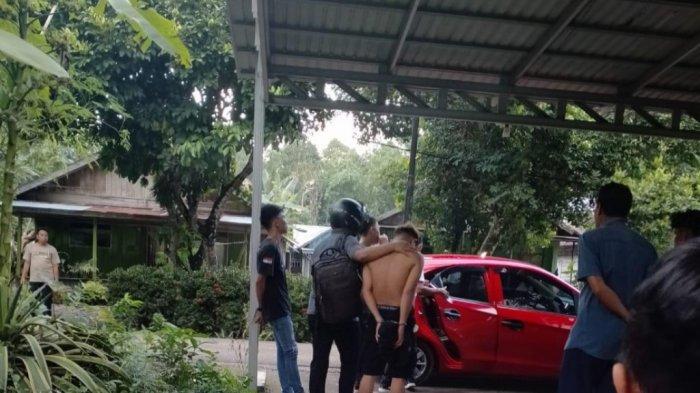  Penangkapan lima pria diduga pengedar narkoba jenis sabu di Desa Birayang Surapati, HST  (Foto Istimewa/Bomindonesia)