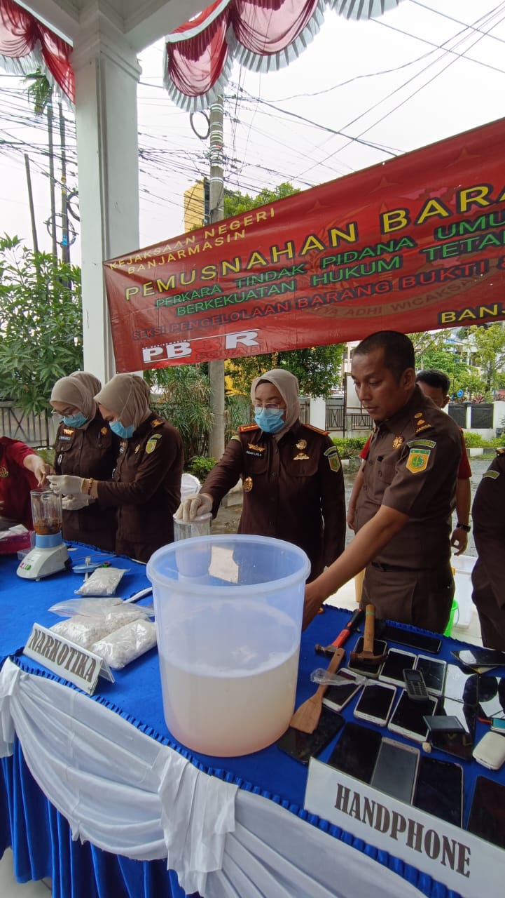 Kajari Banjarmasin Indah Laila, SH MH saat memimpin pemusnahaan barang bukti yang sudah berkekuatan hukum tetap (inkracht).(Foto Istimewa/Bomindonesia)