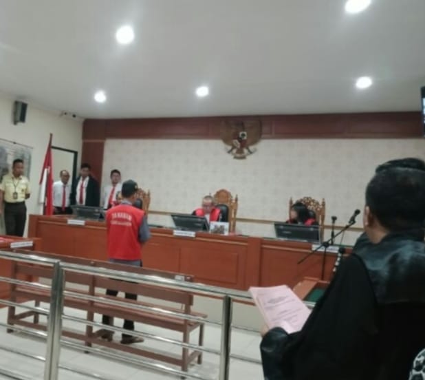 Ferdy Irawan saat mendengarkan vonis majelis hakim atas perkara yang menjerat dirinya (Foto Istimewa/Bomindonesia)