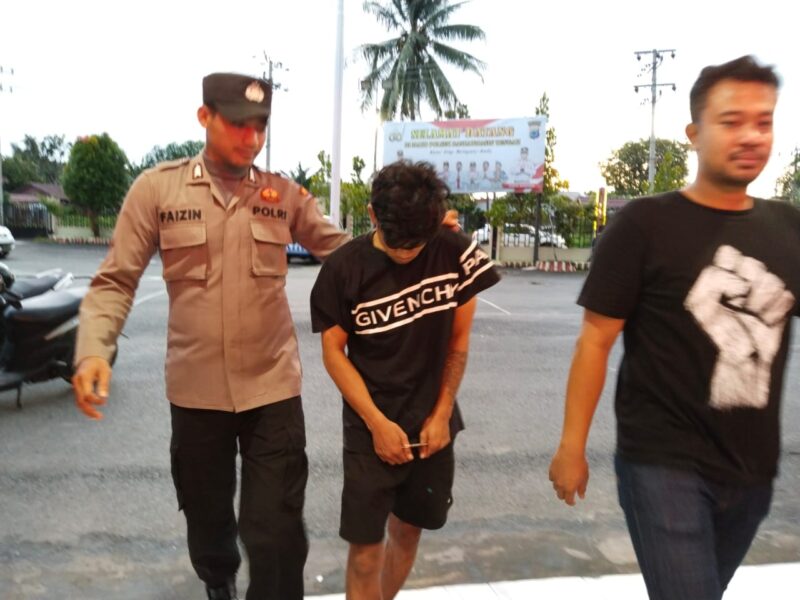 Pelaku aniaya hingga berujung tewasnya korban di  Hotel Prima di Jalan Kolonel Sugiono Banjarmasin menyerahkan diri kepada polsek Bantent, Jum'at (20/12/2024) sore. (Foto Istimewa/Bomindonesia)