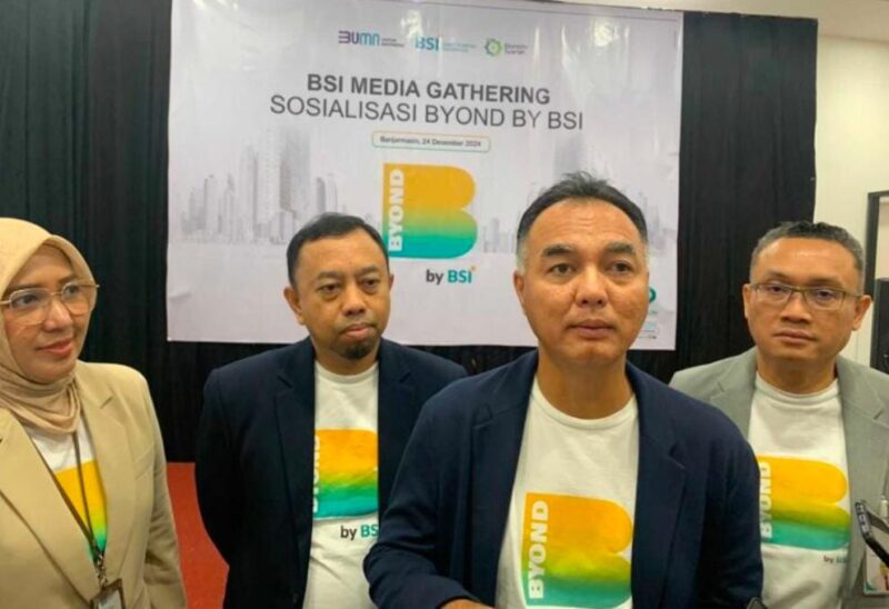 Regional CEO BSI Region IX Kalimantan, Ricky Rikardo Mulyadi saat menjelaskan aplikasi baru BYOND yang baru sebulan diluncurkan menjaring 62 ribu  pengguna, Selasa (24/12/2024). (foto: istimewa/bomindonesia)