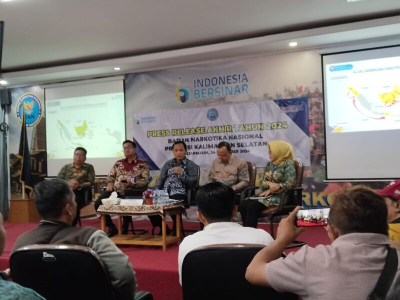 Kepala BNNP) Kalimantan Selatan (Kalsel) Brigjen Pol Wisnu Andayana saat memaparkan dalam Press Release akhir tahun 2024, Selasa (23/12/2024) pagi. (foto Istimewa/Bomindonesia)
