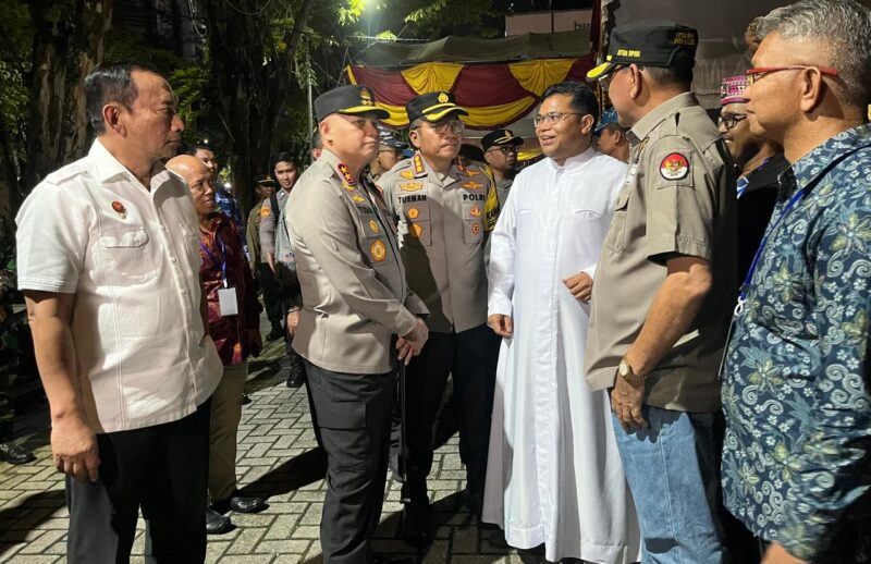 Kapolda Kalimantan Selatan (Kalsel) Irjen Pol Rosyanto Hermawan bersama Forkopimda meninjau sejumlah Gereja di Banjarmasin (Foto Istimewa/Bomindonesia)