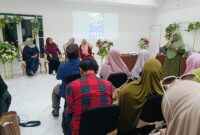 PEMIMPIN Redaksi Kalimantan Post , Dra Hj Sunarti saat membuka talk show bersama para nara sumber empat wanita cantik penyintas kehidupan yang sekaligus  sponsor acara (foto Mercy) 