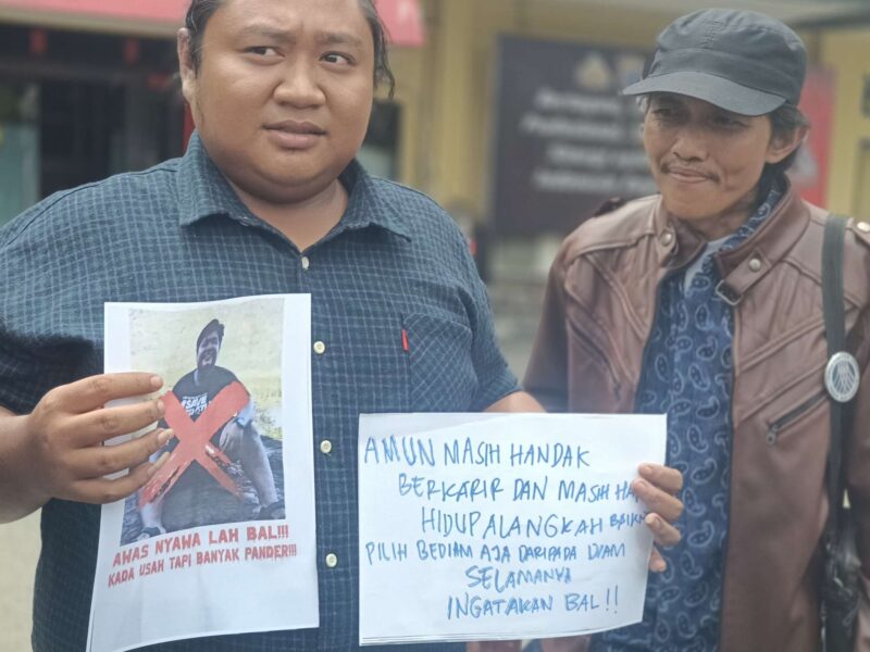Kordinator Tim Banjarbaru Hanyar Iqbal Hambali  saat memperlihatkan surat ancaman kepada awak media (Foto Mercy)
